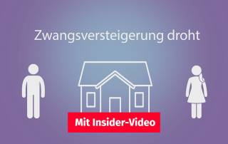 Illustration, zwischen einem symbolischer Mann und einer symbolischen Frau steht ein Haus, darüber steht "Zwangsversteigerung droht", im Vordergrund ist ein Button "Mit Insider-Video" | Zwangsversteigerung