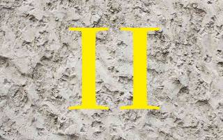 gelde römische Zwei steht vor grauer verputzter Mauer | Grundbuch