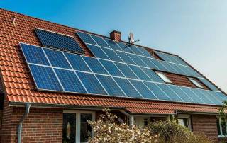 Satteldach eines Einfamilienhauses mit Photovoltaikanlagen