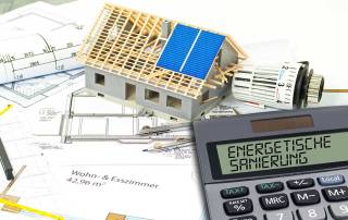 Collage aus Taschenrechner, Modellhaus und Grundrissplänen - Energetische Sanierung