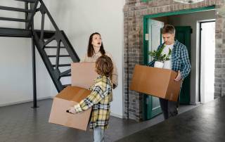 Familie zieht in neues Zuhause