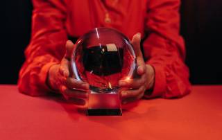 Frau vor einer Kugel, Wahrsagen, Zukunft, Immobilien