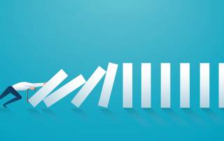 symbolisches Bild mit fallenden Dominosteinen um einen Notverkauf darstellen