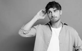 Ein Immobilienerbe überlegt, ob er die Immobilie, die er geerbt hat behalten oder verkaufen soll | Erbimmobilie