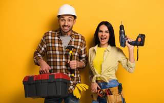 Eigenleistung beim hausbau, zwei Handwerker für die Muskelhypothek