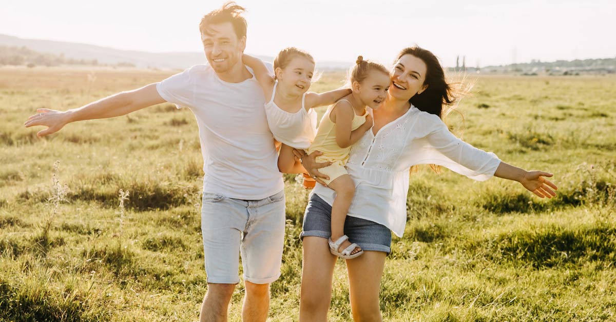 Eine Familie, mit Zuwachs, die sich auf ein neues zuhause freut