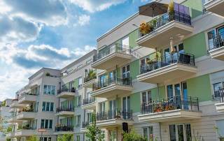 Ein Mehrfamilienhaus als Symbolbild für Immobilieninvestments | Immobilie Investment