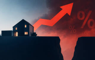 Symbolbild zur Anschlussfinanzierung: Ein Haus steht am Rand einer tiefen Schlucht, während ein roter Pfeil steil nach oben zeigt und steigende Bauzinsen verdeutlicht. | Immobilienfinanzierung
